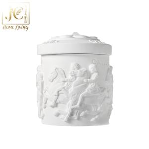 Vela de Cera de Soja 100% Orgánica a Base de Plantas en Frasco de Yeso Vintage con Relieve Artístico en Blanco y Negro, Decoración Literaria, Regalo para Diwali y Bares - Product Image 4