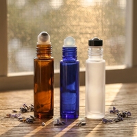 Bouteilles en verre dépoli transparent/ambre/bleu de 5 ml et 10 ml avec bouchons dorés/argentés/noirs et applicateur à bille en acier inoxydable pour huiles essentielles et parfums