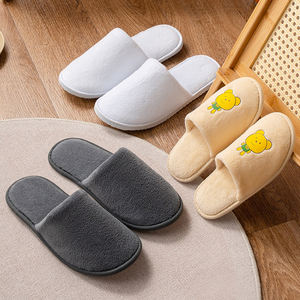 Toptan özel logo kişiselleştirilmiş nakış tek kullanımlık Spa terlikleri kadife misafir terliği - Product Image 1