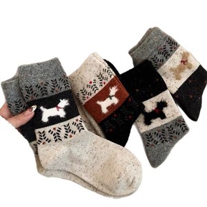 ถุงเท้ายาวครึ่งน่องสำหรับผู้หญิงพร้อมดีไซน์ลายการ์ตูนแมว โพลีเอสเตอร์ดูดซับเหงื่อได้ดี สีน้ำตาล สีเทาเข้ม สีโอ๊ตเมล สีเทาอ่อน สีดำ - Product Image 4