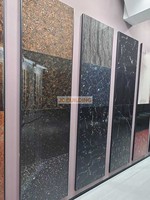 Carreaux de sol et de mur en porcelaine pleine masse, aspect marbre moderne antidérapant, couleur noire avec veinage doré, 60x60cm, finition brillante polie.