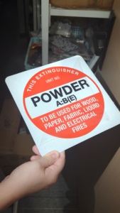 ป้ายระบุชนิดถังดับเพลิงแบบผง ตัวอย่างฟรี MOQ ต่ำ สำหรับป้ายเตือนความปลอดภัยจากอุบัติเหตุไฟไหม้ - Product Image 2