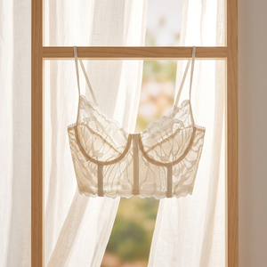 Soutien-gorge élégant et romantique pour femme en dentelle, blanc, demi-bonnet, avec armatures, bretelles réglables, dos à lanières, fermeture dorsale, en tissu tricoté respirant - Product Image 1