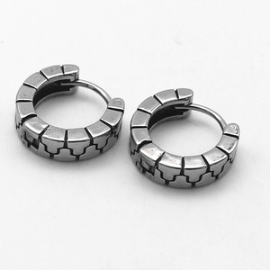 Boucles d'oreilles Huggie Rétro Moto yunnique en Acier Titane à Motif Géométrique, Clous d'oreilles, Usine de Guangzhou - Product Image 5