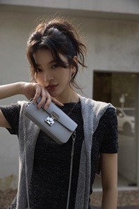 Pochette da Sera in Vera Pelle di Lusso per Donne, Borsa a Tracolla Strutturata di Design con Catena, Elegante Borsetta da Cerimonia - Product Image 5