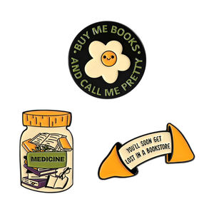 Pins de esmalte y broches de solapa con la frase 'COMPRA ME LIBROS Y LLÁMAME PRETTY', 'TE PERDERÁS PRONTO EN UNA LIBRERÍA', joyería divertida para lectura - Product Image 1
