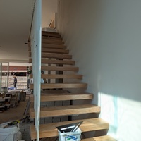 Escalier Flottant de Luxe Haut de Gamme pour Villa, Hall d'Hôtel, Foyer, Entrée – Conception Intérieure Sur Mesure, Fabrication en Usine