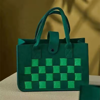 Großhandel Neue Mode Umweltfreundliche Wollfilz-Tragetasche Unisex Casual-Stil Geometrisches Muster Stickerei Schleifenketten Perlen