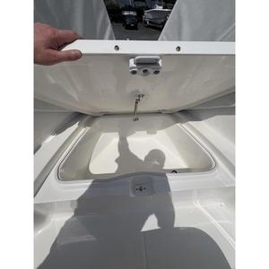 Bateau de travail et de divertissement professionnel Robalo R180 2025 avec moteur F115XB, 18'4 LOA, 8 poutres en fibre de verre et acier - Product Image 6