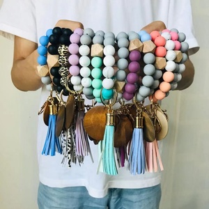 Meilleure vente 2022 : Bracelet <span class=keywords><strong>porte</strong></span>-clés en perles de silicone de qualité alimentaire, couleurs assorties, <span class=keywords><strong>avec</strong></span> <span class=keywords><strong>pompon</strong></span> et disque - Product Image 1