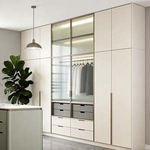 Armoire sur mesure Balom, design moderne minimaliste blanc, avec portes en verre, tiroirs de rangement et étagères ouvertes pour la chambre à coucher - Product Image 4