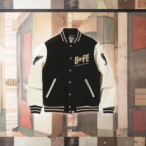 Chaqueta Universitaria Varsity Negra y Blanca con Mangas de Cuero y Parches de Chenilla Bordados Personalizados al por Mayor - Product Image 3