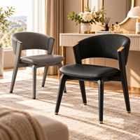 Chaise de salle à manger de luxe en cuir microfibre avec dossier incurvé brodé et pieds en bois – Chaise d'appoint moderne pour hôtel, restaurant (vente en gros)