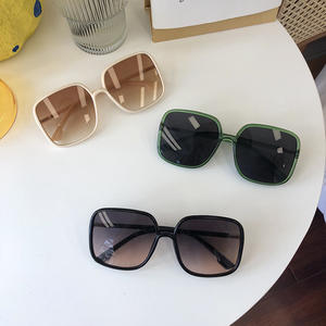 แว่นกันแดดแฟชั่น Qianai กรอบสี่เหลี่ยม ป้องกันรังสียูวี 400 สำหรับทุกเพศ สไตล์สตรีท เหมาะสำหรับขับรถ เลนส์อะซิเตทสีดำเทา - Product Image 2