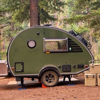 Roulotte Teardrop avec cuisine intérieure intégrée, spacieux rangement sous les armoires, idéale pour les expéditions en montagne et le camping en milieu sauvage isolé