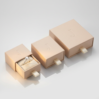 Nouvel ensemble d'emballage de boîte à bijoux en cuir PU premium et velours doux 2026 avec insert personnalisé et éclairage LED pour emballage de bagues