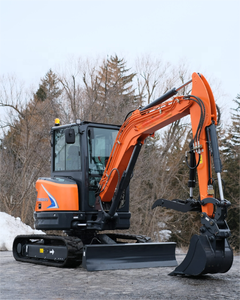 Miniexcavadora de 3.5 Toneladas de Marca Reconocida, Modelo CDM6035, con Motor Kubota - Product Image 2