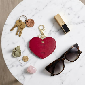 Portachiavi in Pelle a Forma di Cuore, Porta Occhiali da Sole, Clip Personalizzata <span class=keywords><strong>per</strong></span> Occhiali, Ciondolo a Cuore, Accessorio da Viaggio <span class=keywords><strong>per</strong></span> <span class=keywords><strong>Lei</strong></span>, Regalo - Product Image 3