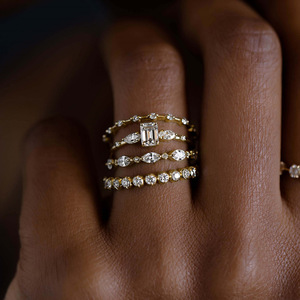 Anillo de Compromiso con Diamante Corte Esmeralda T0432, Oro Sólido de 18K, Banda de Diamantes Naturales Color D para Mujer - Product Image 2