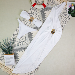 Ensemble bikini 3 pièces pour femme avec boucle métallique décorative, maillot de bain bandeau et jupe longue cache-maillot torsadée, tenue de plage d'été, vente en gros - Product Image 4