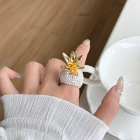 Luxuriöser Goldener Metallischer Ananas-Ring Niedlicher Emaille-Frucht-Ring mit Dickem Band Cocktail-Ringe Ästhetischer Sommer-Strand-Schmuck für Frauen