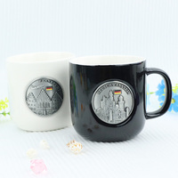 Tasse à café en céramique personnalisée en gros avec logo gravé en métal, souvenir de pays en alliage de zinc