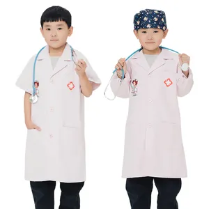 Medici e infermiere per bambini si vestono per esperimenti scientifici, eseguono cappotti rosa vestiti medici e giocattoli