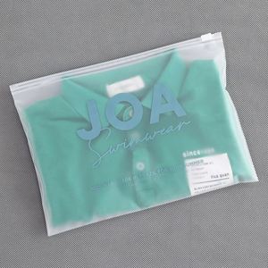 Sacs d'emballage en polyéthylène givré personnalisés avec votre logo, fermeture éclair, sacs auto-scellants mats pour vêtements - Product Image 4