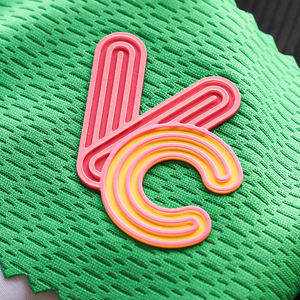 Étiquettes à repasser Impression numérique personnalisée Autocollants de transfert de chaleur <span class=keywords><strong>en</strong></span> caoutchouc de silicone avec <span class=keywords><strong>logo</strong></span> de marque <span class=keywords><strong>en</strong></span> relief multicolore 3D pour T-shirts - Product Image 2