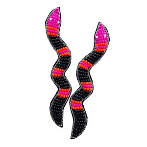 Pendientes de Serpiente Bordados a Mano con Cuentas de CRYSTAL CRAFT para Mujer, Colores Personalizables, Diseño Patriótico para Bodas y el Día de los Caídos - Product Image 1