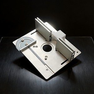 X8 Machine à fraiser le bois électrique 2-en-1 avec grande plaque en aluminium, fonction de coupe de chants, plaque inversée, mini scie de table et guide de panneau - Product Image 4