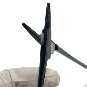 Pinzas Portaagujas Profesionales de Acero Inoxidable de Alta Calidad con Mango Dorado, Esterilizadas Manualmente a Alta Temperatura para Cirugía General - Product Image 3