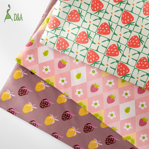 Accessori con Stampa di Fragole Cartoon Carine, Ecologici e Sostenibili, in Poliestere 100% di Alta Qualità, Leggeri e Resistenti alle Pieghe - Product Image 2