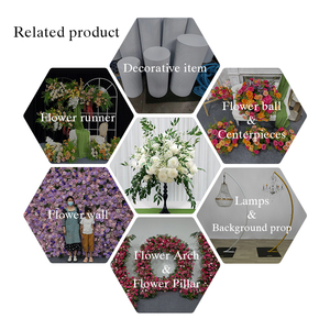 Arrangement floral artificiel de roses blanches et de gypsophile, idéal pour la décoration de mariage - Product Image 5