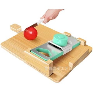 Planche à découper en bambou Cheng Jun avec support à pointe pour la préparation et la présentation des aliments, légumes et fruits en cuisine - Product Image 2