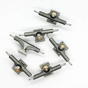 Venta al por mayor de mini patinetas de dedo de 32 mm de aleación de color natural con trucks de aleación para fingerboard - Product Image 1