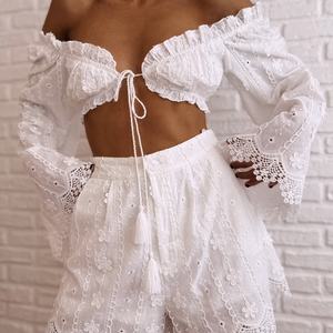 Ensemble 2 pièces blanc en dentelle brodée pour femme, haut court à épaules dénudées et short, tenue assortie bohème pour vacances et soirées à la plage - Product Image 1