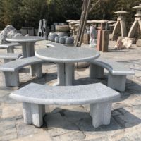 Ensemble de table et de bancs en pierre sculptée en granit moderne pour l'extérieur - Meubles de jardin écologiques et durables
