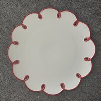 Assiettes de présentation en céramique à bord festonné, blanches, en porcelaine, avec bord rouge, pour la décoration de table de mariage ou de banquet
