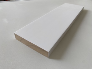 Embellecedor de pared de madera de pino Radiata imprimada al por mayor 1*4 tablero S3S perfil personalizado para aplicación de Hotel y Hospital - Product Image 2