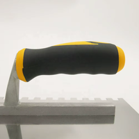 Truelle de pose de revêtement de sol en acier inoxydable à encoches de qualité industrielle, 10 mm x 10 mm, avec poignée ergonomique en caoutchouc pour le plâtrage