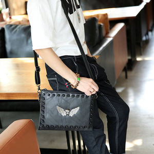 Borsa a <span class=keywords><strong>mano</strong></span> retrò a due usi in stile inglese all'ingrosso borsa a tracolla con rivetto in metallo borsa in pelle con pochette <span class=keywords><strong>teschio</strong></span> a tracolla singola per uomo - Product Image 3