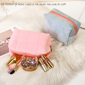 Косметичка с индивидуальным логотипом, милая плюшевая сумка для макияжа для женщин и девочек, маленькая мягкая пушистая косметичка на молнии, портативный дорожный органайзер для туалетных принадлежностей - Product Image 3