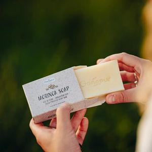 สบู่นมแพะมะรุมออร์แกนิค ทำมือ & โปร่งใส อายุการเก็บรักษา 3 ปี ทำความสะอาดผิวหน้าอย่างอ่อนโยนสำหรับทุกสภาพผิว แบรนด์บรันดี - Product Image 1