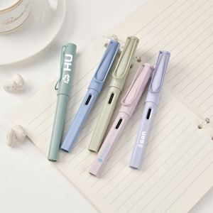 Bolígrafos Promocionales con Logotipo Personalizado, Plástico Económico, Ancho de Escritura de 0.5 mm, Punta Estándar EF, Embalaje Suelto - Product Image 1