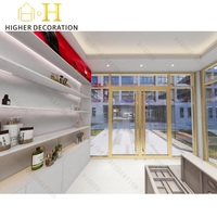 Comptoir de présentation de maquillage minimaliste moderne, vitrine cosmétique aux tons neutres, comptoir de présentation pour magasin