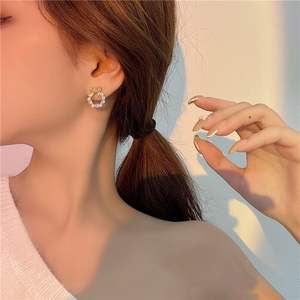 Recién llegado, pendientes de tuerca, tablero de ajedrez geométrico, mariposa, diseño Simple, joyería de oreja de Metal para mujer, accesorios de vacaciones en la playa - Product Image 3