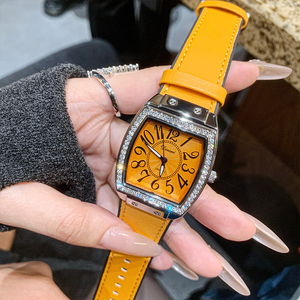 Reloj de Cuarzo con Correa de Silicona y Borde de Diamantes de Imitación, Esfera Cuadrada con Números Arábigos para Mujer, Reloj de Pulsera Sencillo y Elegante para Dama - Product Image 1