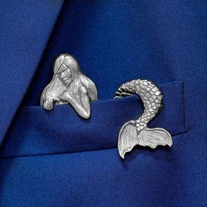 Insignia de broche de animal de latón en el escote de un traje de caballero - Product Image 6