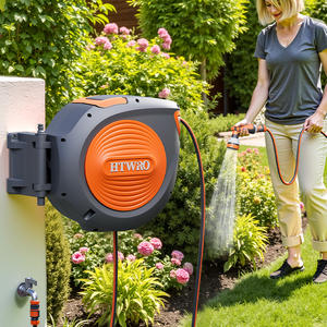 Enrouleur de tuyau rétractable automatique monté au mur et support pivotant à 180 ° verrouillant n'importe quelle longueur pour organiser proprement le pistolet fonctionnel du tuyau - Product Image 1